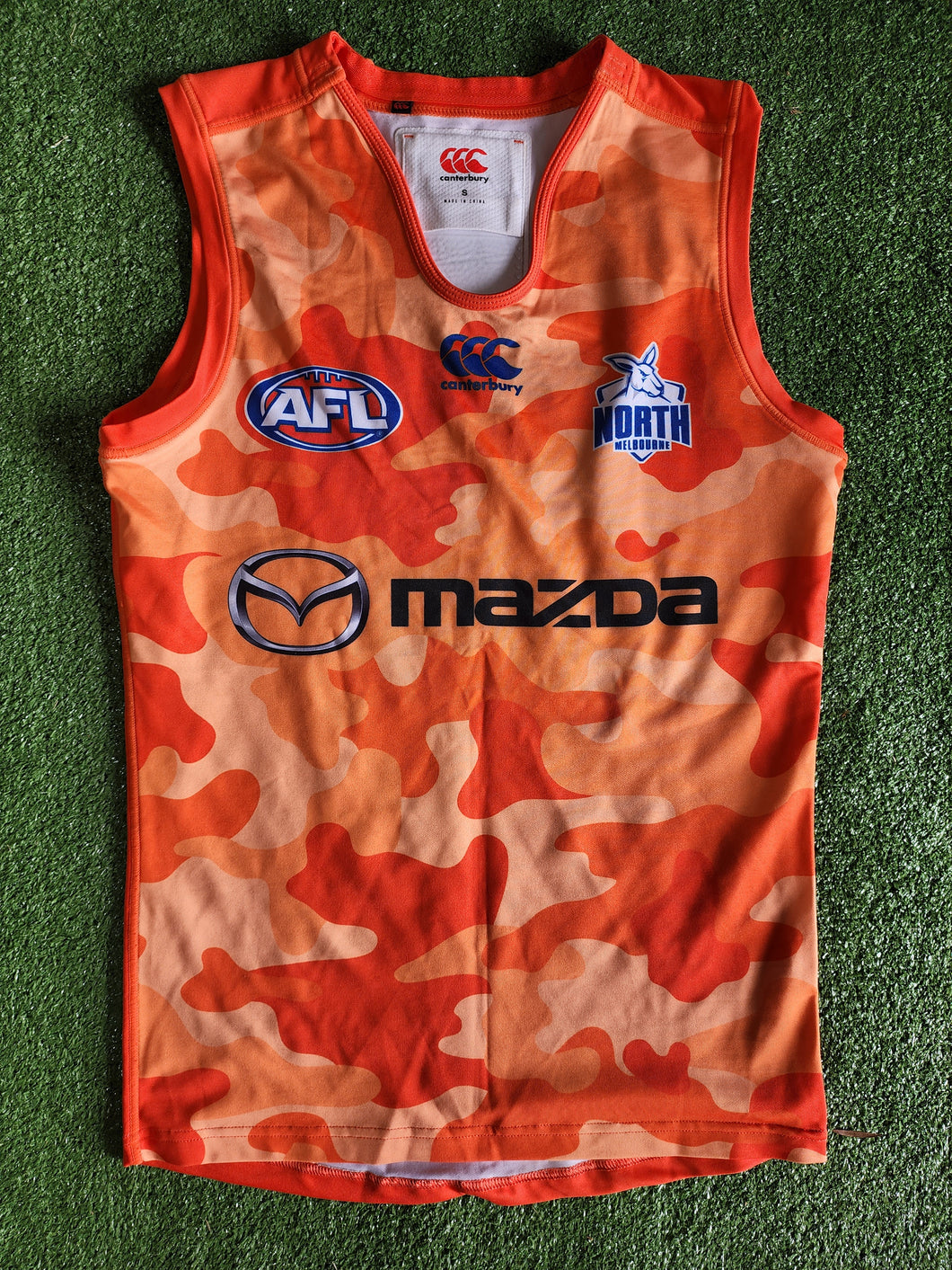 2018 North Melbourne Kangaroos AFL TRAINING Player Issue Guernsey ORANGE CAMO